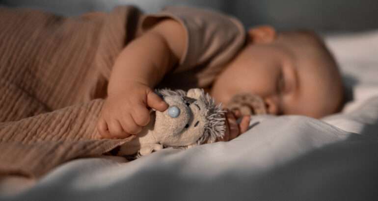 8 idei inteligente pentru a îmbunătăți somnul bebelușului