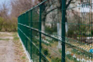 5 elemente de care ai nevoie pentru amenajarea unui gard metalic